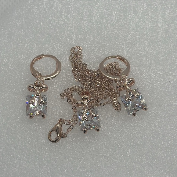 Elegant Rose Gold-Tone Cubic Zirconia Bow Necklace and Earrings Set - Picture 11 of 11